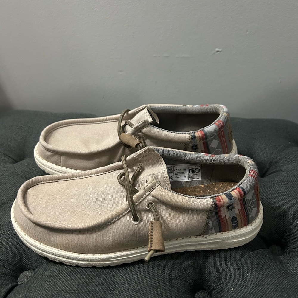 HEY DUDE MENS SHOES SIZE 7 (fits like an 8)